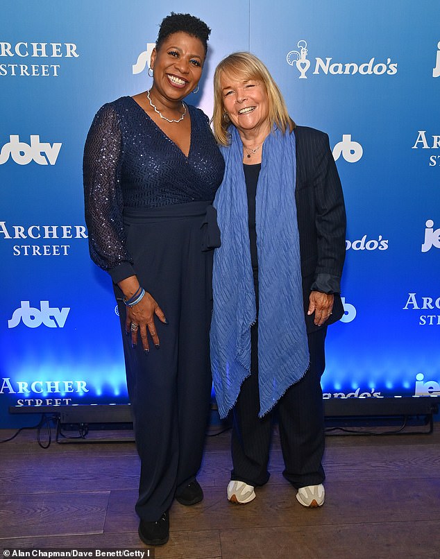 احتفلت عائلة بريندا وجمال بذكرى وفاته الثانية في فبراير (صورة لبريندا مع زميلتها في مسلسل Loose Women ليندا روبسون)