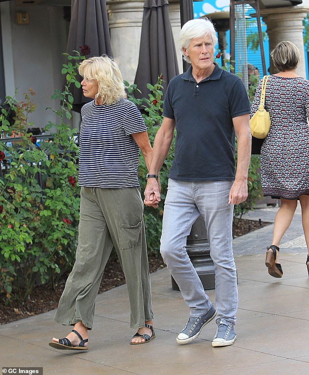 تزوجت والدة بيري سوزان بيري من مراسل برنامج Dateline في عام 1981، وقد أرجع الفضل إلى زوج والدته في إعادة توحيد أسرته بعد انفصال والديه الصعب؛ (بيري وموريسون في عام 2017)