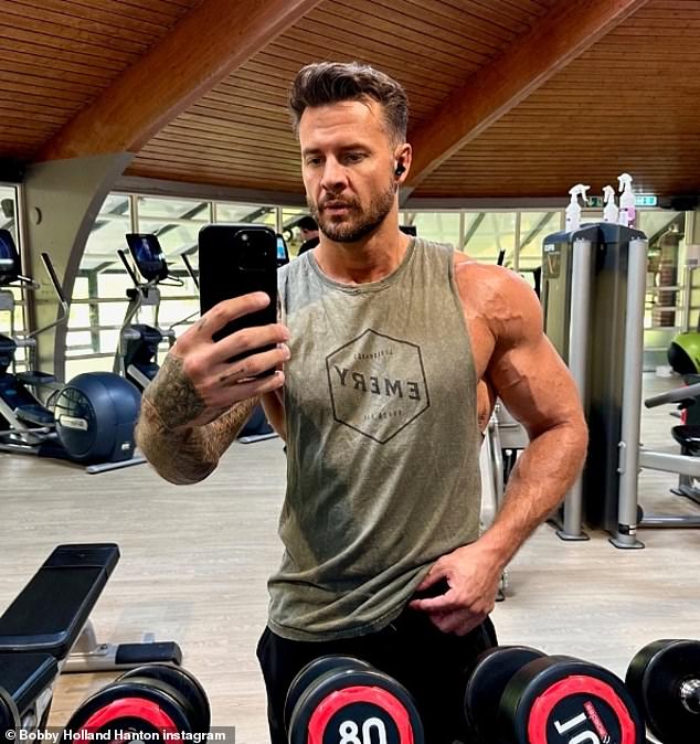 انفصلت ماورا عن صديقها الممثل الأمريكي بوبي هولاند هانتون (في الصورة) في وقت سابق من هذا العام