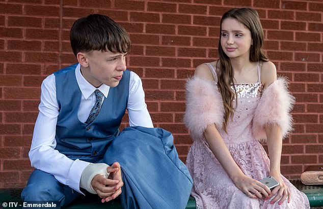 تناول سام قصصًا صعبة خلال فترة عمله في المسلسل بما في ذلك كونه أبًا مراهقًا بعد علاقة عاطفية مع أميليا سبنسر الصغيرة