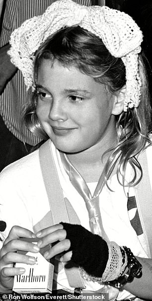 تم تصوير درو، سليل سلالة التمثيل الشهيرة، (على اليسار) في حفل في هوليوود عام 1985 وهو في التاسعة من عمره