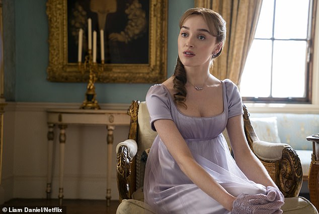 كانت نجمة Bridgerton (التي ظهرت في صورة دافني باسيت في برنامج Netflix)، البالغة من العمر 29 عامًا، مشغولة بتصوير فيلم الإثارة الذي لم يتم تسميته بعد في مورنينجتون، جنوب شرق ملبورن، هذا الأسبوع