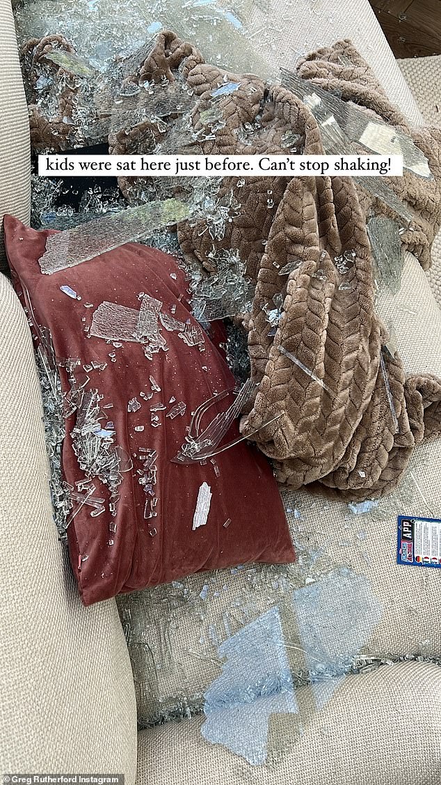 شارك الأولمبي في أعقاب الحادث المخيف، حيث أظهر شظايا الزجاج الخطيرة المنتشرة في غرفة معيشته