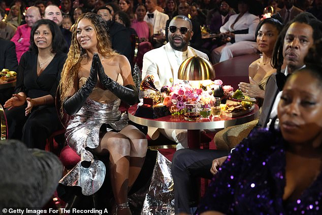 ادعت مانجرو، التي قدمت عروضها تحت اسم تشاني مونرو، أنه 