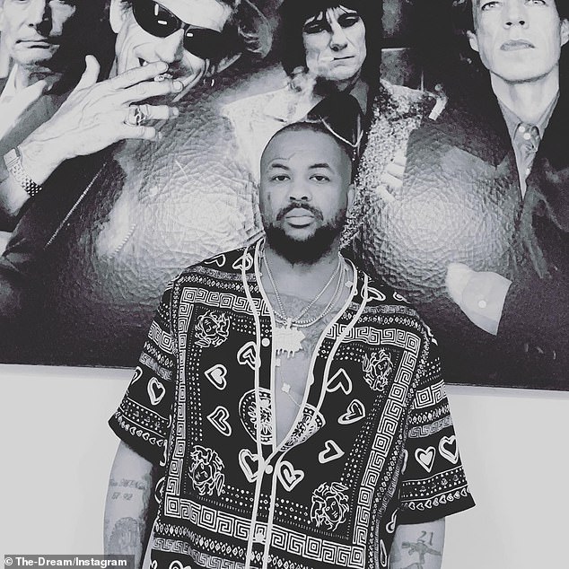 ادعت مانجرو، البالغة من العمر 33 عامًا، أن المغني وكاتب الأغاني، البالغ من العمر 46 عامًا، أخضعها لـ 