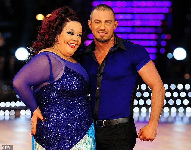 فقدت ليزا والدتها الحبيبة كاث بسبب سرطان الثدي في عام 2012، كما فقدت شريكة برنامج ستريكتلي وصديقتها روبن وندسور في وقت سابق من هذا العام (تم تصويرهما معًا في عام 2012)