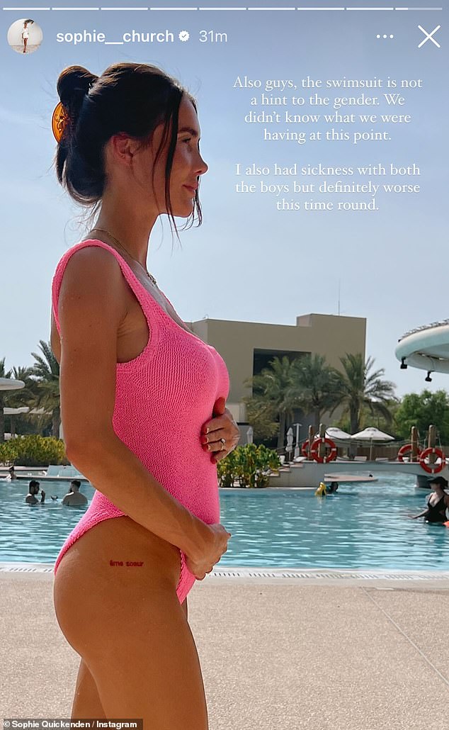 كما لجأت صوفي إلى قصصها على موقع إنستغرام لتوضيح أن لون ملابس السباحة الخاصة بها لم يكن تلميحًا إلى جنس الطفل بعد أن تكهن البعض بأنها ستنجب فتاة.