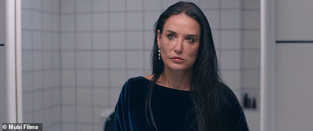 ظهرت المستثمرة في شركة Wonderbelly عارية تمامًا على الشاشة لتلعب دور مقدمة برنامج التمارين الرياضية إليزابيث سباركل في فيلم الرعب الجسدي The Substance للمخرجة كورالي فارغيت، والذي نال استحسان النقاد، والذي سيُعرض في دور العرض الأمريكية في 20 سبتمبر.