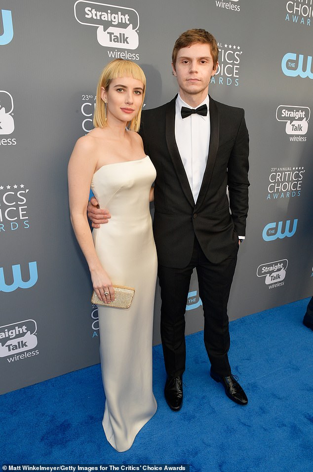 كانت روبرتس مخطوبة سابقًا لبطل فيلم Adult World إيفان بيترز (على اليمين، في الصورة عام 2018)، والذي كانت تواعده بين عامي 2012 و2019