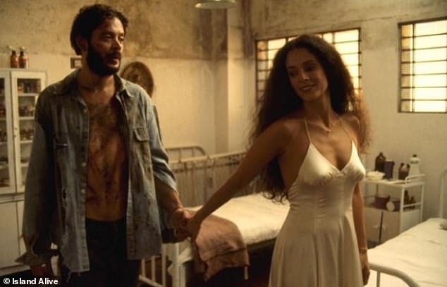كما أنتج أفليك أيضًا إعادة إنتاج بيل كوندون القادمة لفيلم Kiss of the Spider Woman بطولة جينيفر بدور ثلاث شخصيات مختلفة وهي ليني لاميزون ومارتا وSpider Woman (صور راؤول جوليا وسونيا براغا الفيلم عام 1985)