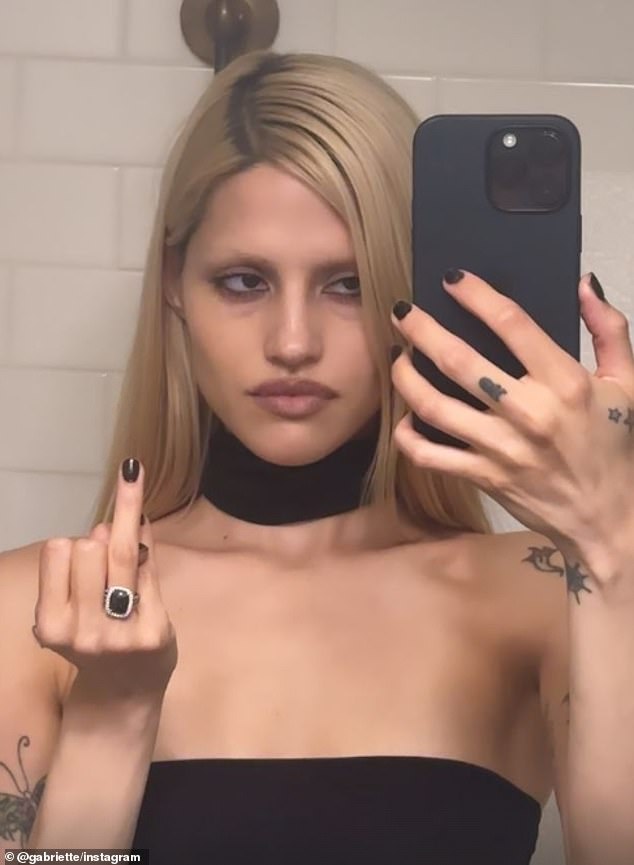 تقدم ماتي، نجل تيلور سويفت السابق ودنيس ويلش، بعرض الزواج على جابرييت في يونيو/حزيران بعد قصة حب عاصفة استمرت تسعة أشهر، وقدم لها خاتمًا من الألماس