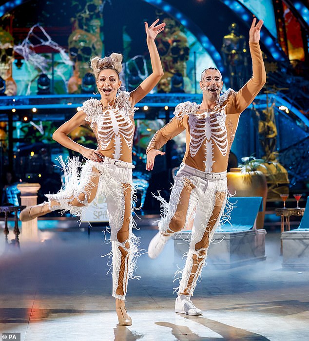 ذكرت تقارير أن زارا أصيبت بكسر في الساق أثناء التدريب على برنامج بي بي سي مع شريكها المحترف جراتسيانو دي بريما (في الصورة)