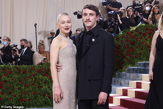 كان بول قد تواعد سابقًا المغنية فيبي بريدجرز (التي ظهرت في الصورة معًا في عام 2022) وتسبب مؤخرًا في انتشار شائعات رومانسية مع ناتالي بورتمان