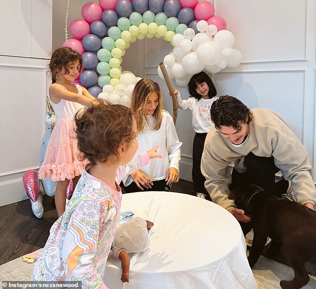 يأتي تغيير حياتها بعد أسابيع من إعلان إيف عن علاقتها بصديقها الجديد بن سيلفاجني بعد أسابيع من التكهنات (الصورة مع شقيقتيها ويلو، 7 سنوات، وتشارلي وهاربر، عامين).