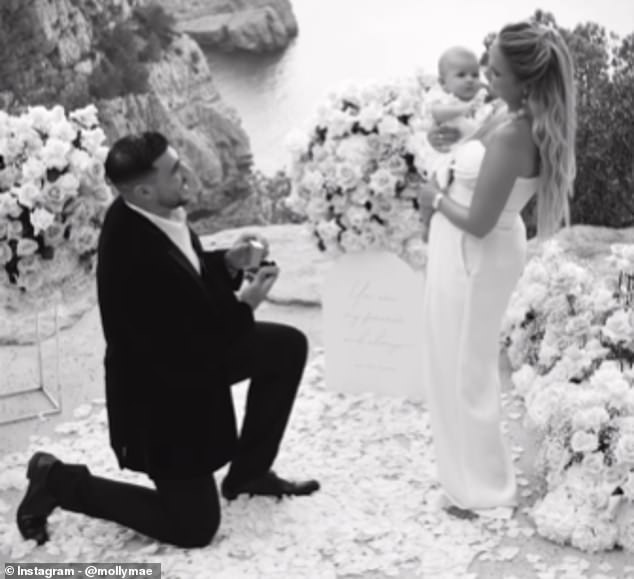 أثارت علاقة مولي ماي وتومي مخاوف بشأن مشاكل العلاقة لأول مرة في عام 2023 عندما شوهدت مولي ماي بدون خاتم خطوبتها عدة مرات