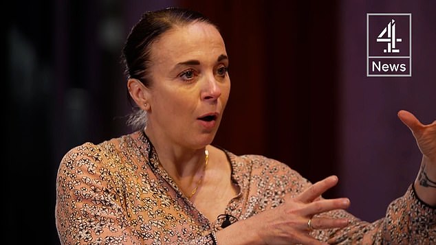 في مقابلة مشحونة عاطفياً، قارنت الممثلة، البالغة من العمر 50 عاماً، عرض الرقص بـ 