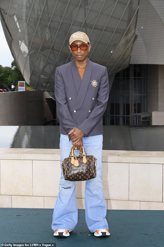 تأتي مشاركة فاريل وهيلين بعد أن واجهه متظاهرون من حقوق الحيوان خلال حفله الأوليمبي في باريس الشهر الماضي