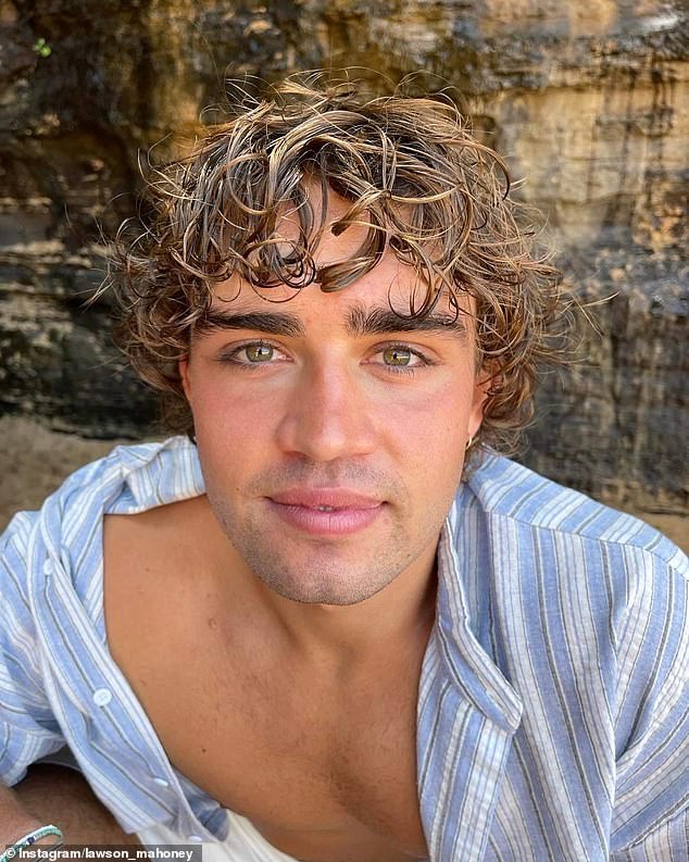 وُلِد لوسون ماهوني (في الصورة) ونشأ في الضواحي الشرقية، وتلقى تعليمه في مدرسة سكوتس كوليدج الخاصة الشهيرة المخصصة للبنين.