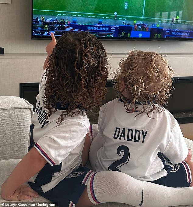 لكن في تصريح لصحيفة ميرور، أصرت لورين على أنها كانت تفكر فقط في طفليها الصغيرين طوال القضية (كايرو وكينارا في الصورة)