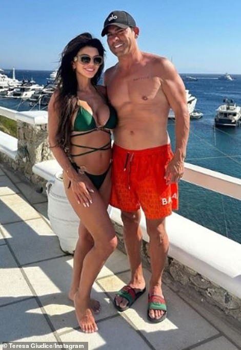 نشرت تيريزا هذه الصورة حيث كانت ترتدي بيكيني أخضر وكان لويس يرتدي قبعة ألو