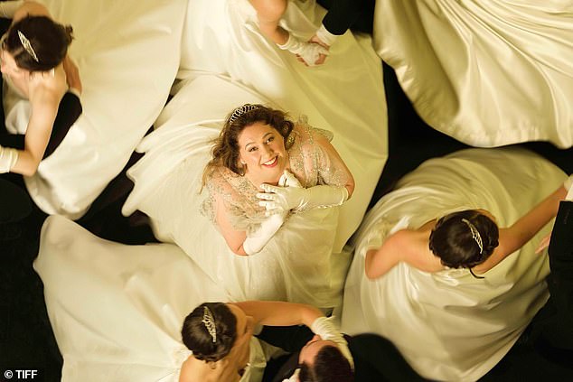 انتقد ويلسون لأول مرة الثلاثي المنتجين في 10 يوليو، بسبب مزاعم منعهم للفيلم من العرض الأول في مهرجان تورنتو السينمائي الدولي (في الصورة مشهد من فيلم The Deb)