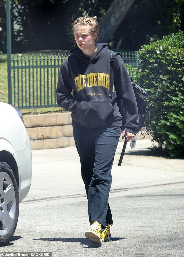 خرجت ابنة الثنائي الشهير السابق أنجلينا جولي وبراد بيت البالغة من العمر 18 عامًا بمفردها في لوس أنجلوس بعد ظهر الأربعاء