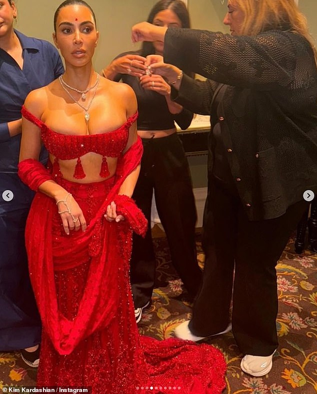 بعد أن شاركت المؤثرة سلسلة من الصور لفساتينها الهندية، قوبلت بسيل من التعليقات الانتقادية حول اللون الأحمر الذي كان مخصصًا تقليديًا للعرائس الهنديات