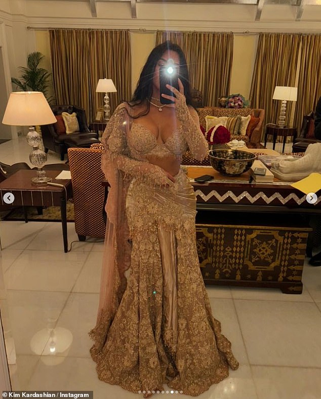 تعرضت كيم لانتقادات شديدة بسبب مظهرها أثناء حضورها حفل زفاف أنانت أمباني وراديكا ميرشانت