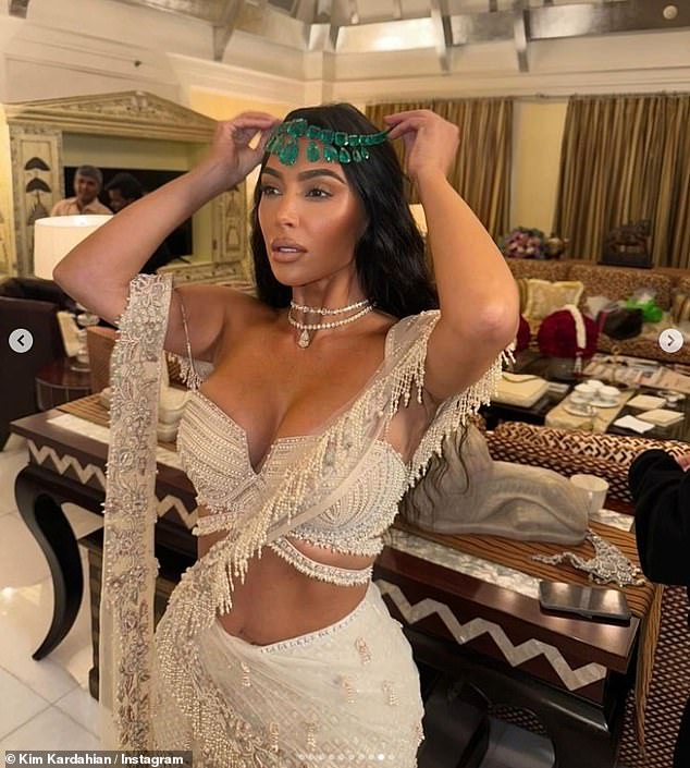 كما هو واضح في منشوراتها على إنستغرام، ارتدت أربعة إطلالات إجمالية - واحدة باللون الأبيض، وأخرى باللون الوردي الباهت، واثنتان باللون الأحمر الفاتح.