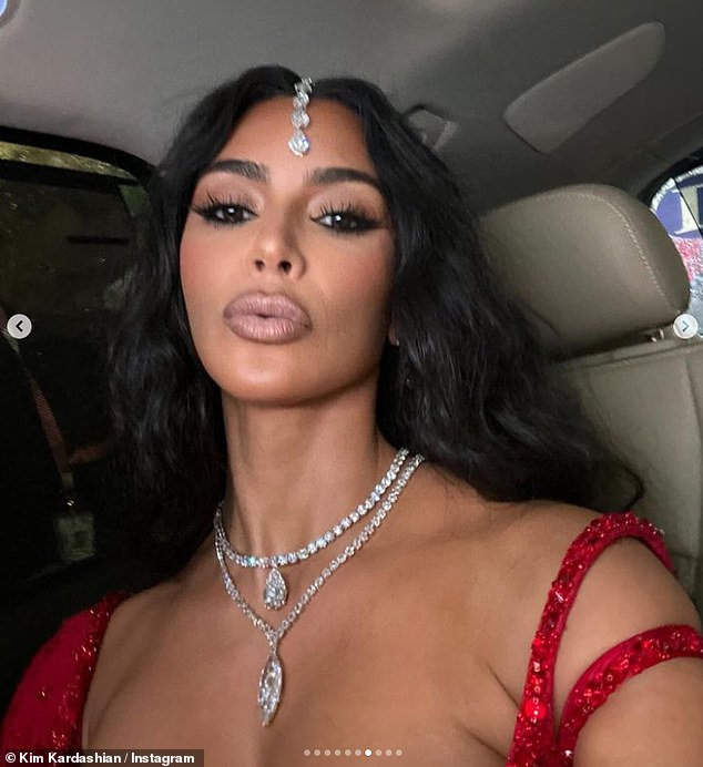 وأشار مستخدمو وسائل التواصل الاجتماعي إلى خطأها في الموضة، واتهموها بارتداء اللون الأحمر ومحاولة التفوق على العروس ليس مرة واحدة بل مرتين كضيفة في حفل الزفاف.