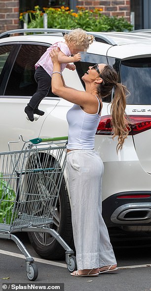 شوهدت لورين وهي تزرع القبلات على طفلتها، التي تم الكشف عن اسمها أخيرًا بعد أن أعلن القاضي تفاصيل القضية للعامة