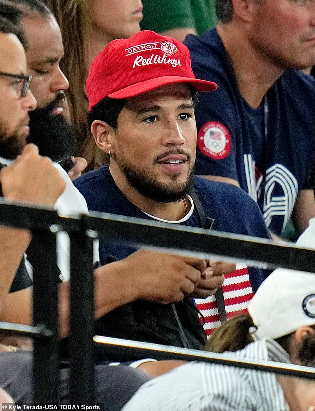 وصل العارض البالغ من العمر 28 عامًا قبل وقت قصير من وصول نجم الدوري الاميركي للمحترفين البالغ من العمر 27 عامًا، متجنبًا بصعوبة مواجهة