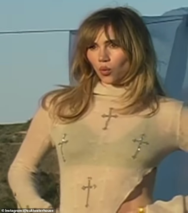 كما قامت أيضًا بإثارة الفيديو الموسيقي للأغنية ببعض الصور ومقاطع من خلف الكواليس من المجموعة