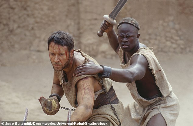 انضمت الممثلة إلى نجم فيلم Gladiator دجيمون هونسو (في الصورة مع راسل كرو) في تصوير مشاهد في أستراليا يومي الاثنين والثلاثاء، وفقًا لصحيفة The Herald Sun