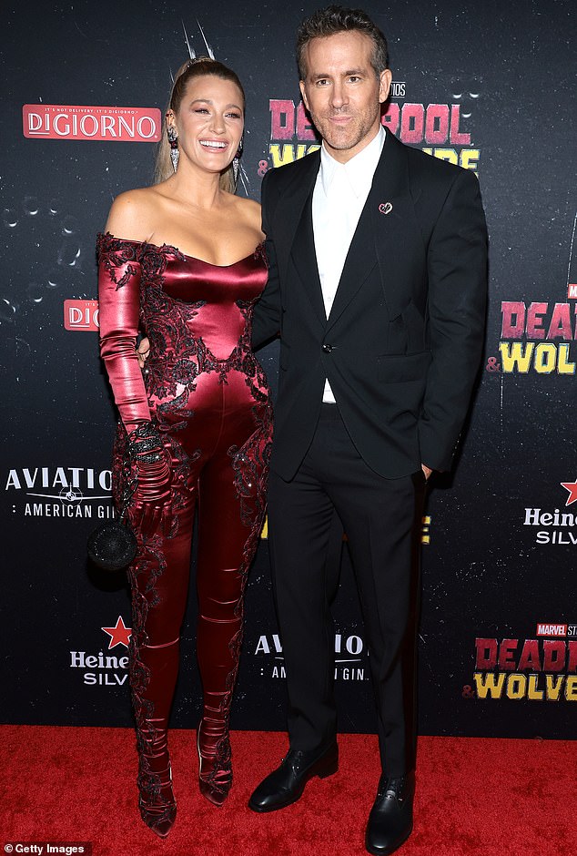 تم تصوير رايان وبليك الأسبوع الماضي في العرض الأول لفيلم Deadpool & Wolverine في نيويورك، والذي حقق للتو أكبر افتتاحية على الإطلاق لفيلم مصنف R