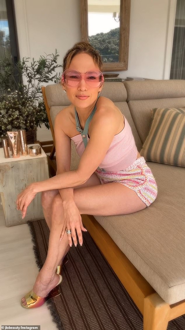 قبل مشاكل زواجها من بن، لم تكن جينيفر غريبة على إظهار قوامها بفساتينها المفتوحة وسراويلها القصيرة المثيرة