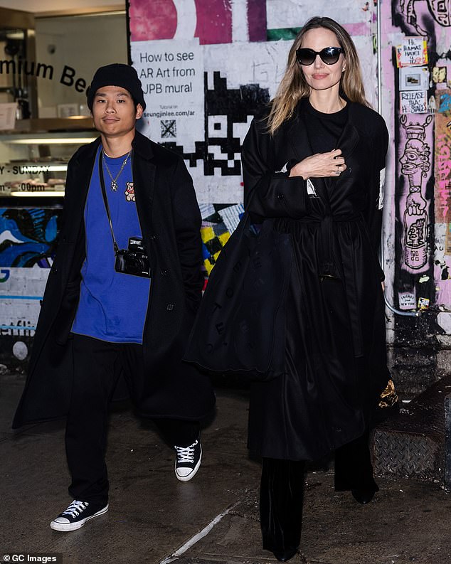 كانت والدة أنجلينا جولي بجانب ابنها منذ دخوله المستشفى الشهر الماضي