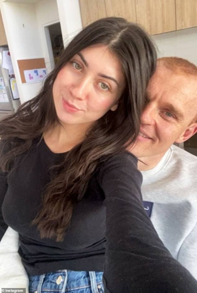 أعلن الرياضي عن علاقته بالعاملة الاجتماعية الشابة الرائعة في مارس