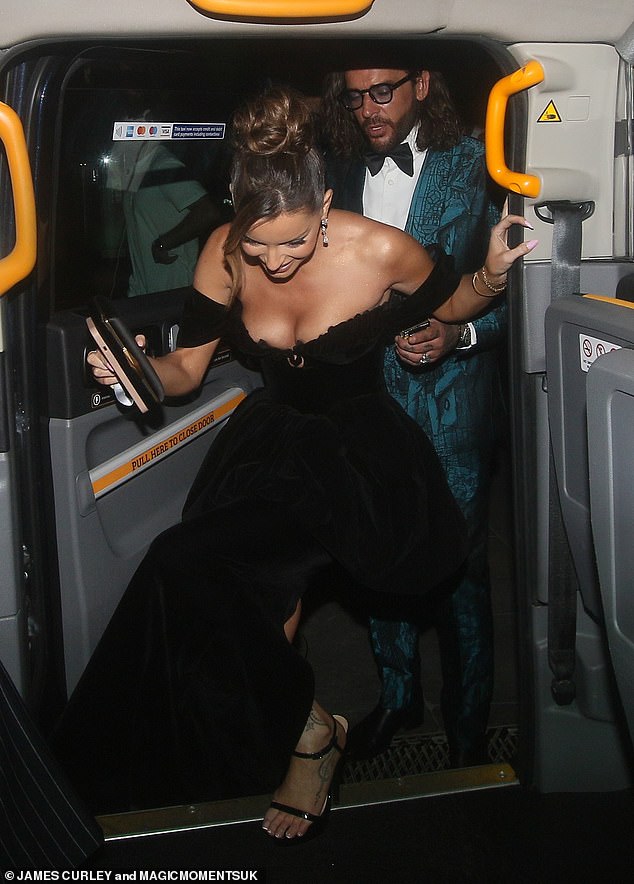 تم الإبلاغ لأول مرة عن مواعدة الزوجين في أكتوبر 2023 حيث شوهدا في مظهر مريح إلى حد ما في حفل توزيع جوائز Pride Of Britain (في الصورة في POB)