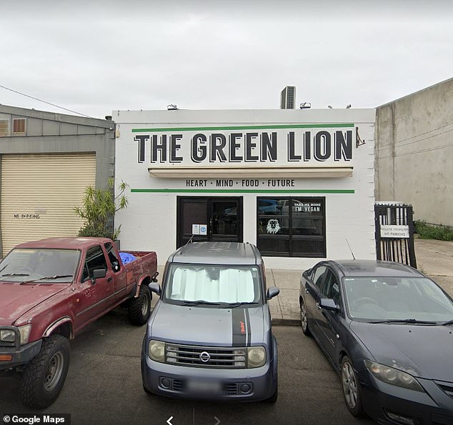 كان الحانة في السابق موطنًا لمطعم صديق للنباتيين يسمى Green Lion، لكن الفريق أوقف عمليات الحانة في عام 2020 وانتقل إلى موقع قريب (في الصورة)