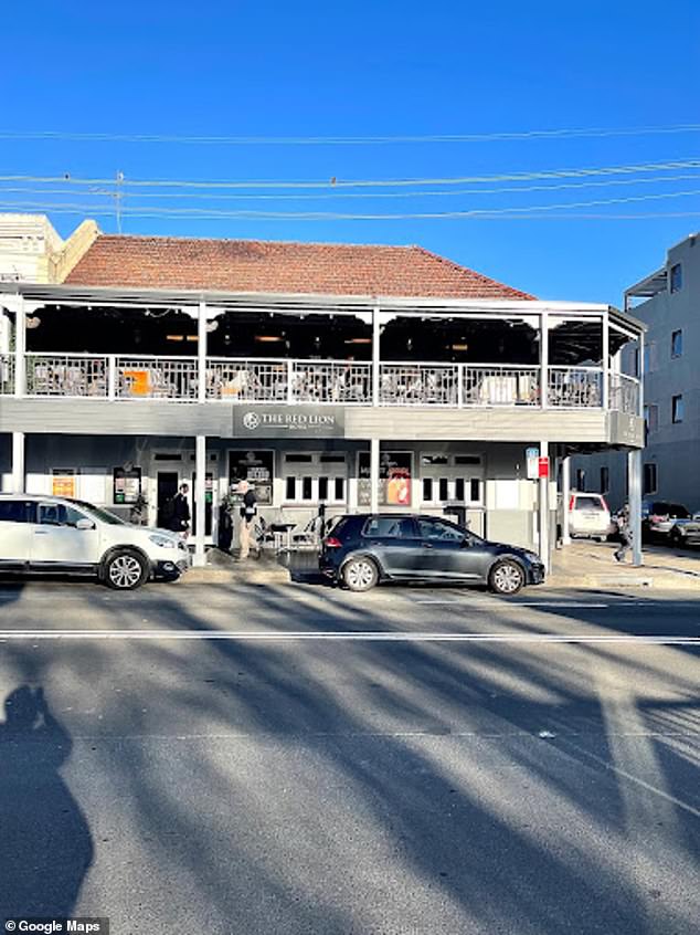 افتتح مانو مقهىه الجديد في الحانة الشهيرة التي يبلغ عمرها 196 عامًا Red Lion (في الصورة) في روزيل، سيدني الشهر الماضي - حيث احتل الطابق العلوي من الحانة