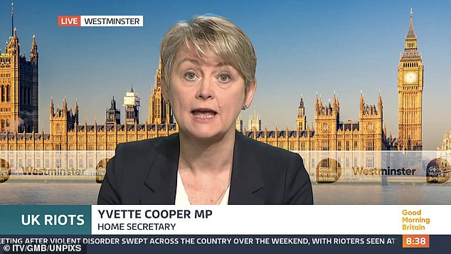 وتعرضت القناة لانتقادات شديدة بعد أن وجه وزير العمل السابق - الذي يعمل الآن مقدمًا منتظمًا لبرنامج الإفطار على قناة ITV - انتقادات لاذعة لزوجته خلال حلقة يوم الاثنين في دورها كوزيرة للداخلية.