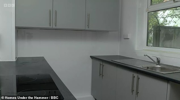 ومع ذلك، بعد دخولها، اكتشفت أن المطبخ (في الصورة) والحمام تم إنجازهما بشكل جميل.