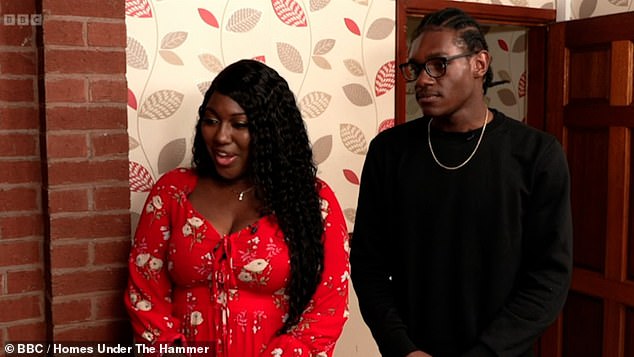 في الحلقة، اشترت الأم العزباء نيكول، وهي مؤلفة، منزلًا متداعيًا مكونًا من غرفتي نوم مقابل 115 ألف جنيه إسترليني في مزاد لنفسها ولابنها جيرميا، 16 عامًا.