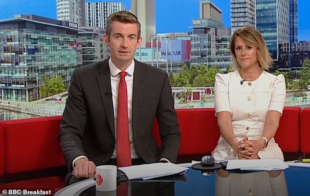 بدلاً من ذلك، تولى بن تومسون وسارة تومسون (في الصورة) القيادة على الأريكة الحمراء وقرأا أهم الأخبار يوم الثلاثاء