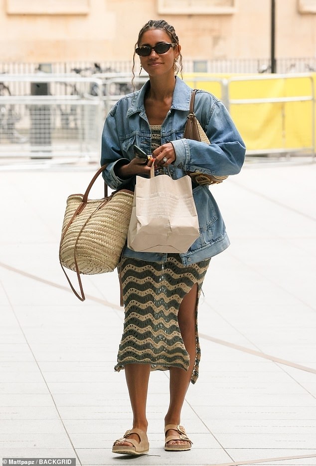 بدت المذيعة رائعة بهذا الفستان الذي ارتدته مع زوج من الصنادل البيج وسترة جينز زرقاء كبيرة الحجم