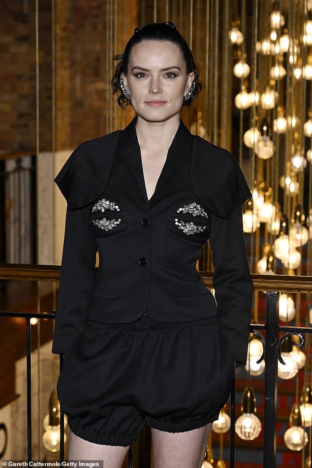 عانى النجم من أعراض شملت ارتعاش اليد، وتسارع ضربات القلب، وفقدان الوزن والتعب.