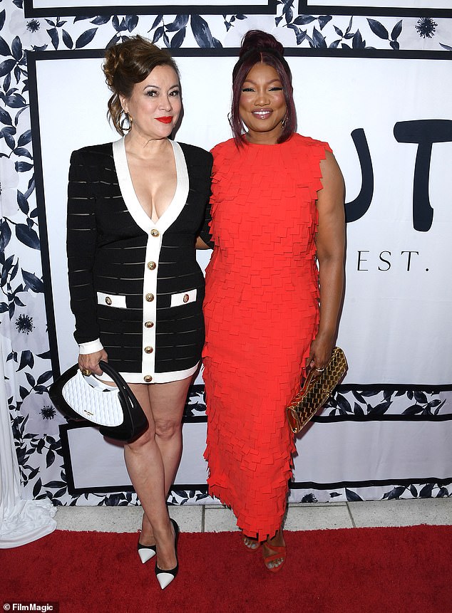 تيلي التي شوهدت مع زميلتها في التمثيل جارسيل بوفيه، أعربت عن إعجابها بطاقم العمل بأكمله وتقديرها 