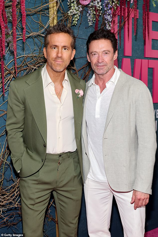 ارتدى الممثل قميصًا أبيضًا مفتوحًا من الأسفل، وكان لديه وردة وردية شاحبة مثبتة على صدره في الحدث الذي أقيم في مسرح AMC Lincoln Square