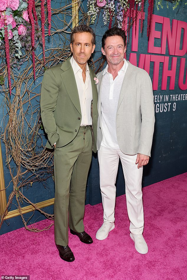 بدا رينولدز، الذي كان هناك لدعم زوجته بليك ليفلي، 36 عامًا، حيث من المقرر أن تتنافس أفلامهما المتنافسة في شباك التذاكر، أنيقًا في بدلة زيتونية اللون.